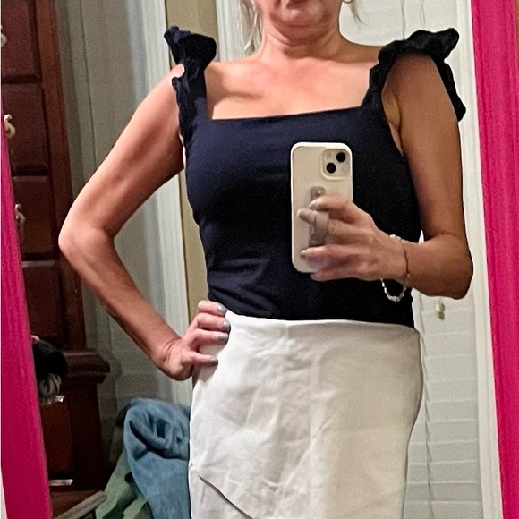 Large navy ruffled bodysuit from Pant’s Store. Button closure. - Picture 5 of 5